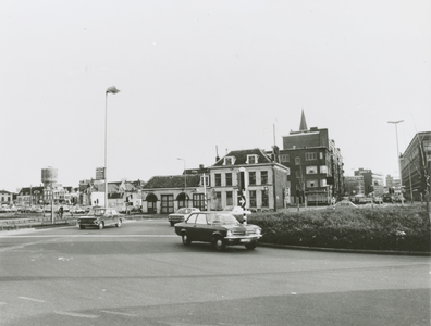 863444 Gezicht op de rotonde in de Weerdsingel W.Z. (voorgrond) te Utrecht, vanaf de Oudenoord, met rechts op de ...